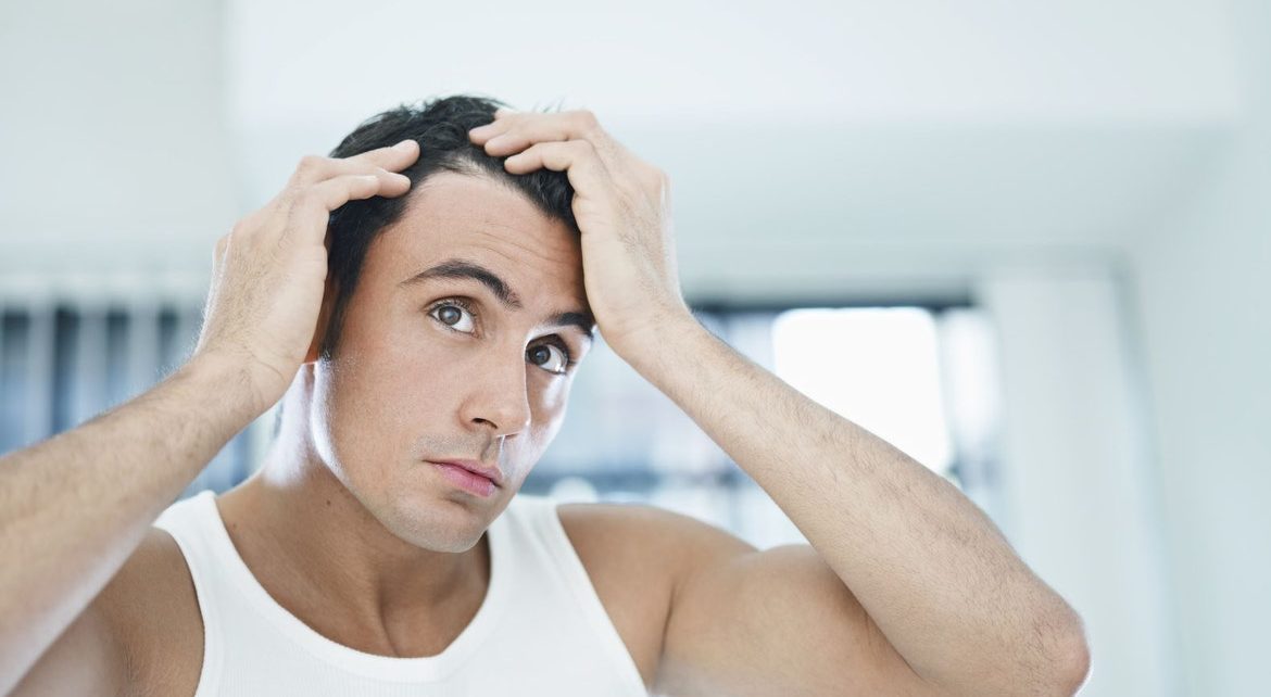 Mężczyzna stosujący szampon na siwe włosy
