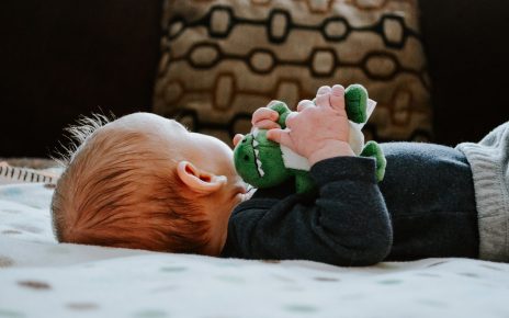 Dziecko z zabawką ułatwiającą zasypianie