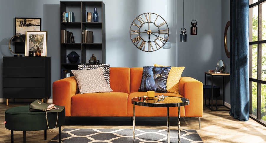 Jasny salon z pomarańczową kanapą