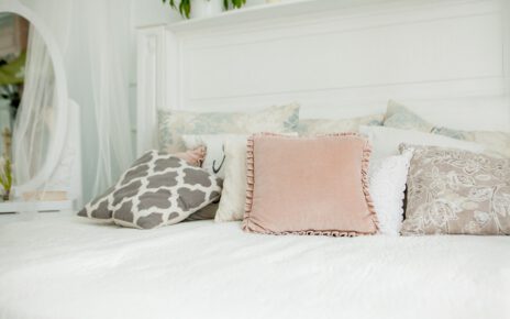 kolorowe poduszki na łóżku w sypialni