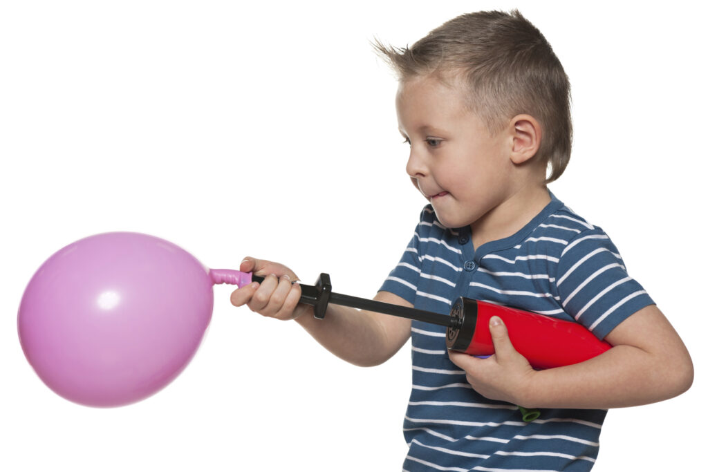dziecko dmucha balona