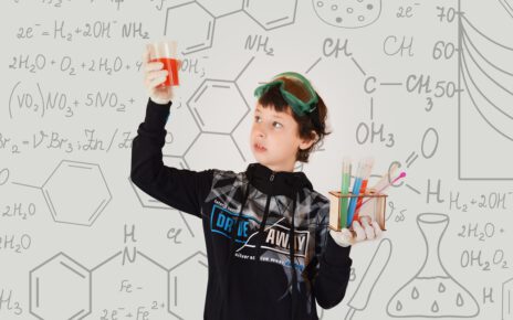 Chłopiec uczący się chemii.