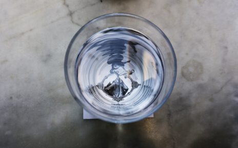 Czysta przefiltrowana woda w szklance