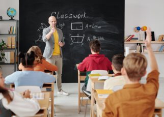 Dzieci w szkole uczÄ…ce sie na lekcji z poddreczniÃ³w