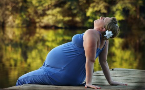 Kobieta w ciąży suplementuje żalazo
