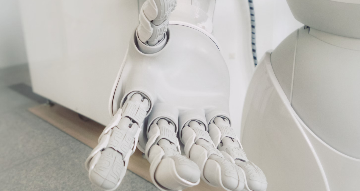Biała dłoń robota jako nowinka technologiczna