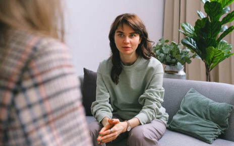 Kobieta uczęszcza na psychoterapie poznawczo - behawioralną
