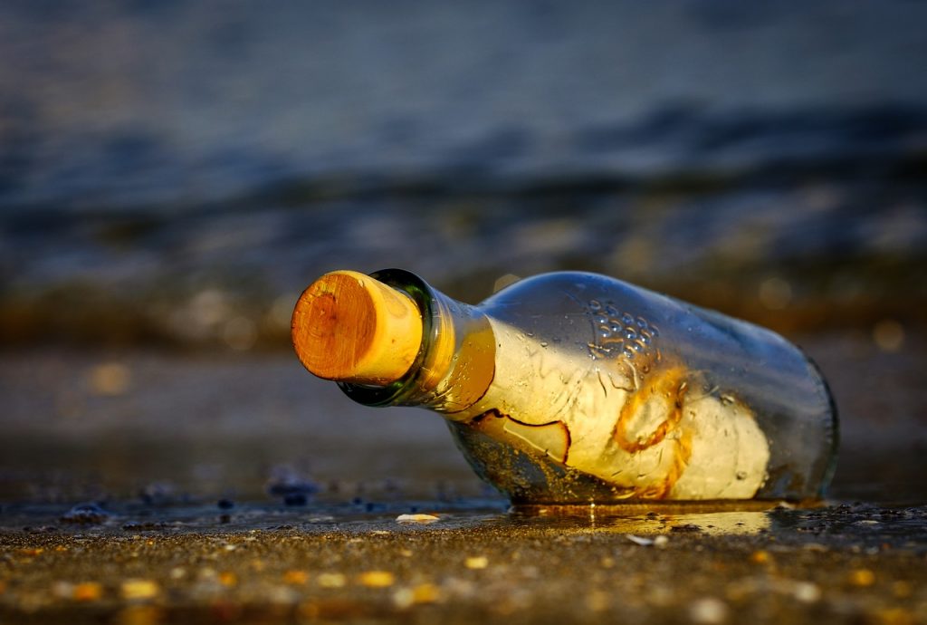 List w butelce na brzegu morza