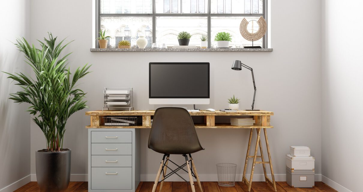Biuro w domu w jasnych kolorach z ramą pionową do zdjęć lub grafiki