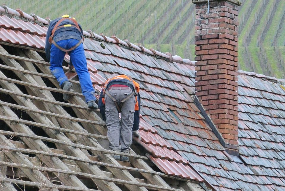 Pracownicy budowlani na dachu