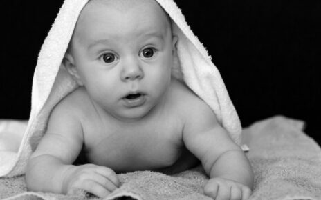 dziecko w ręczniku