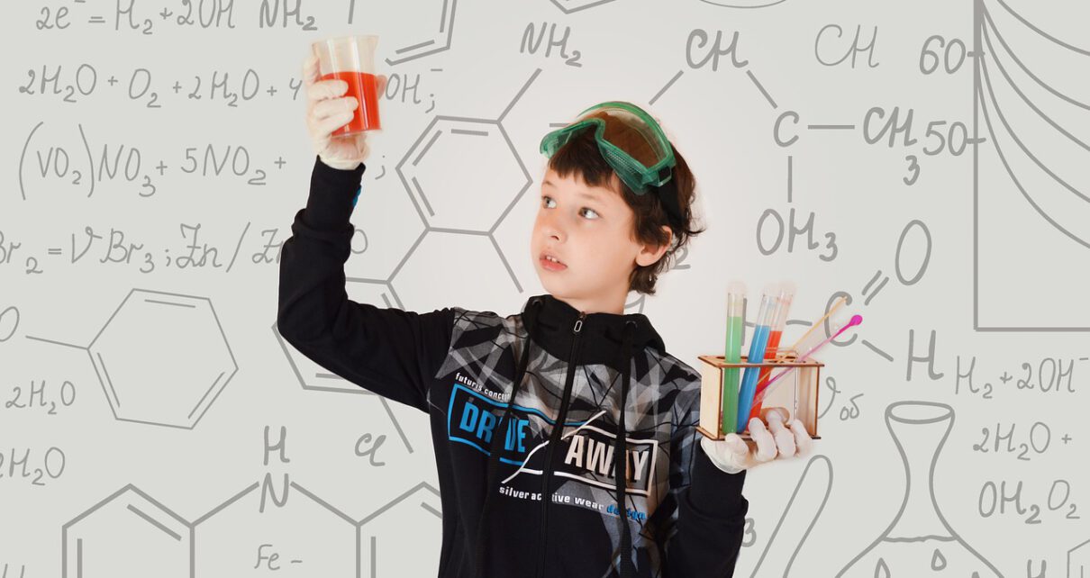 Chłopiec uczący się chemii.