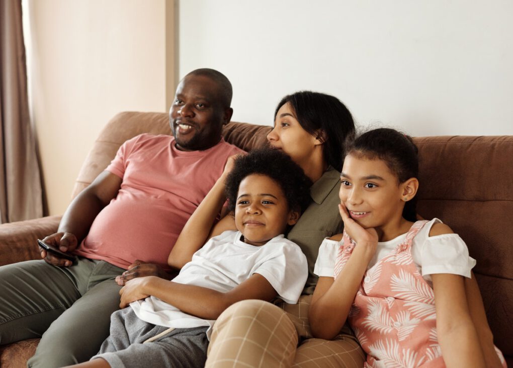 Rodzina przed telewizorem ogląda bajki po angielsku