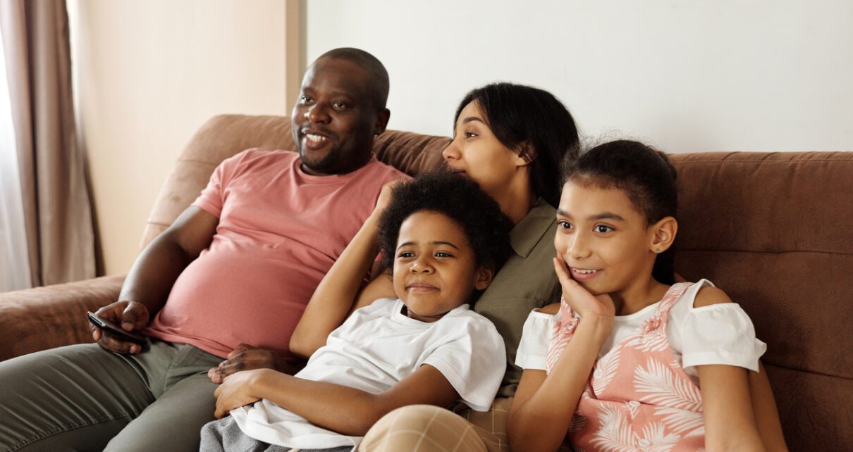 Rodzina przed telewizorem ogląda bajki po angielsku
