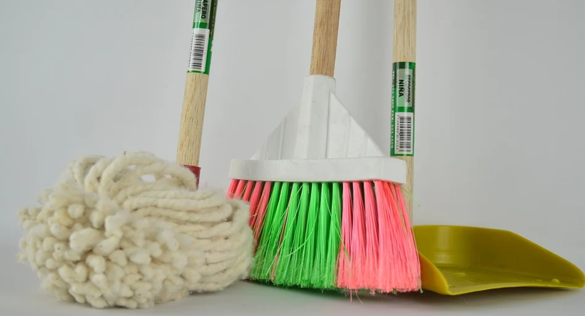 Mop otacyjny i inne sprzęty używane do sprzątania w domu