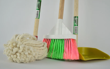 Mop otacyjny i inne sprzęty używane do sprzątania w domu