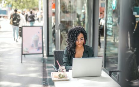 Kobieta pred laptopem zakłada swój sklep internetowy