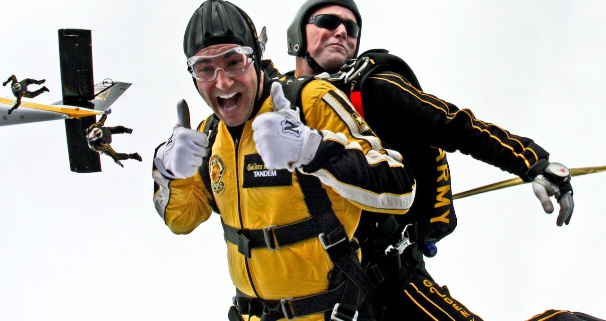 Mężczyzna skacze ze spadochronem