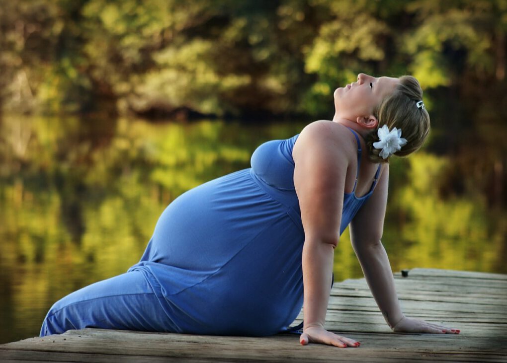 Kobieta w ciąży suplementuje żalazo