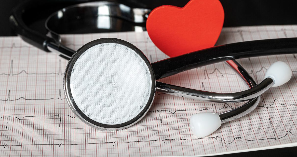 Stetoskop i wyniki badań leżą na biurku i kardiologa dziecięcego
