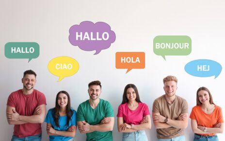 Kilka osób wita się w innym języku ucząc się języków obcych