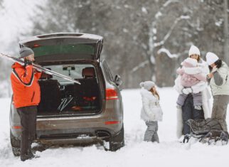 Rodzina z dziećmi na zimowym wyjeździe