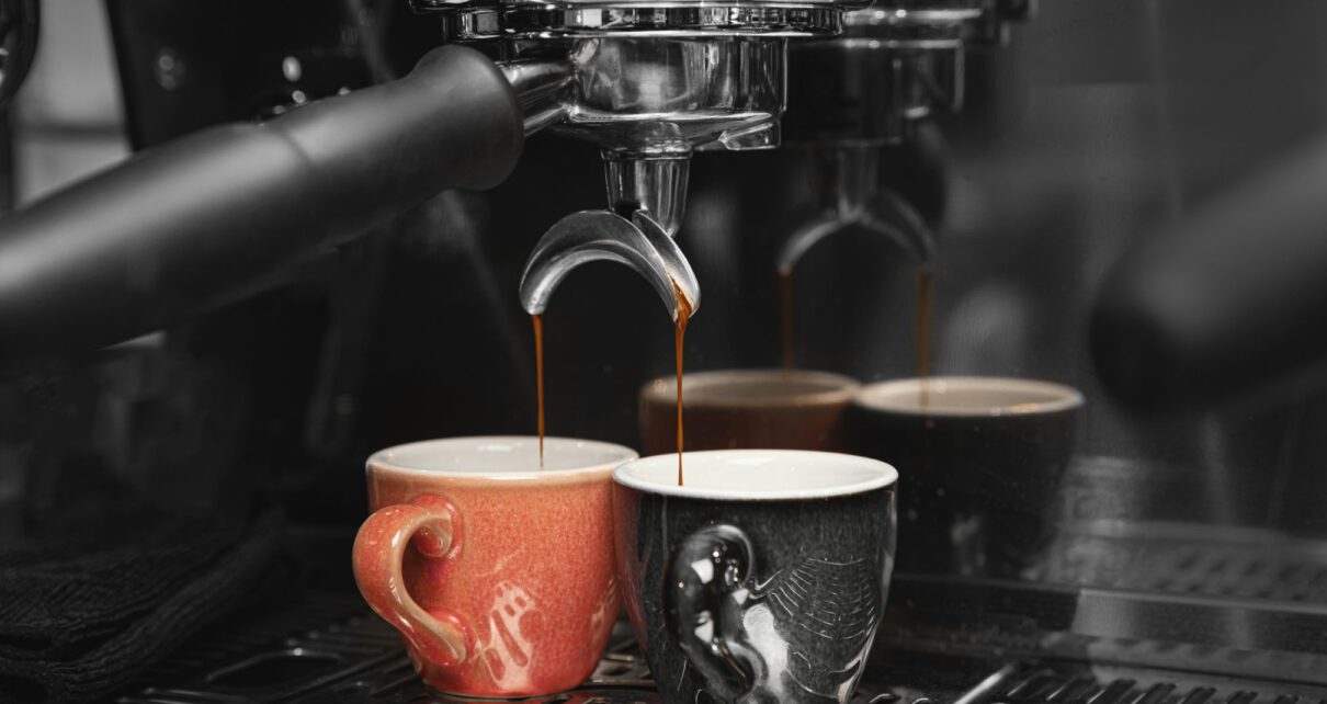 kawa z ekspresu do kawy który stoi w kuchni