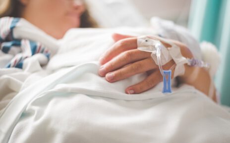 Kobieta leżąca w szitalu ma podkłady higieniczne na łóżku
