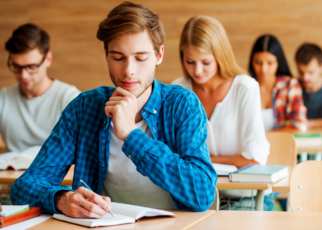 Uczniowi na sali pisza egzamin ósmoklasisty