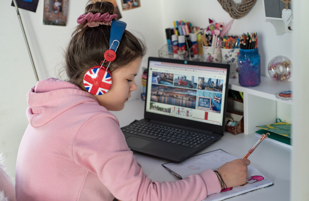 Dlaczego warto uczyć się języka obcego online?