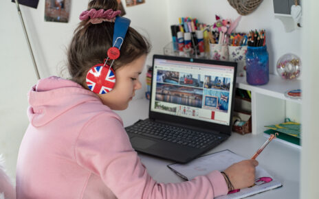 Dziewczynka ucz się języka angielskiego online