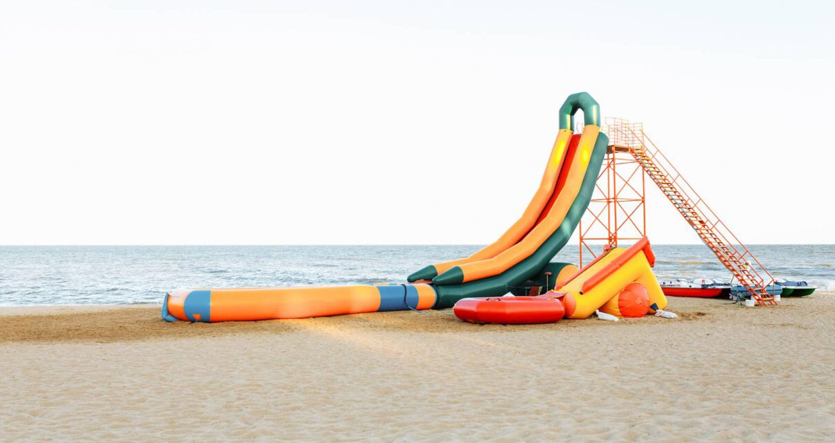 Duży dmuchany plac zabaw rozłożony na plaży