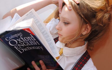 Dziewczynka uczy się do egzaminu ośmioklasisty